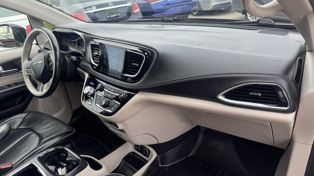 Used 2019 Chrysler Pacifica Limited w/ Tire & Wheel Group FWD image 29