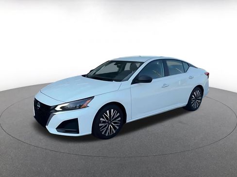 Used 2025 Nissan Altima 2.5 SV FWD image 8
