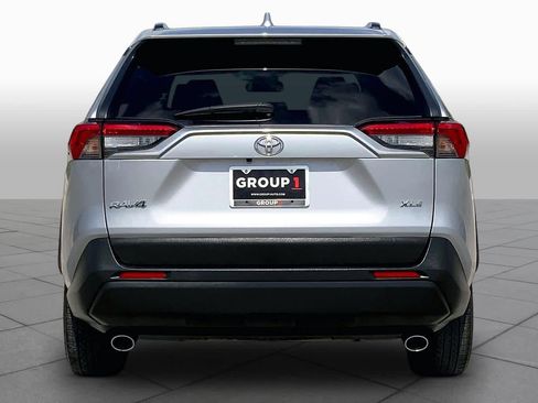 Used 2019 Toyota RAV4 XLE Premium FWD image 5