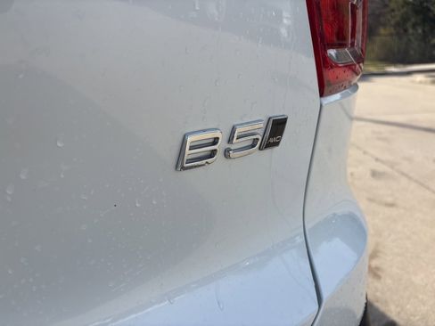 Certified 2025 Volvo XC40 B5 Core image 10