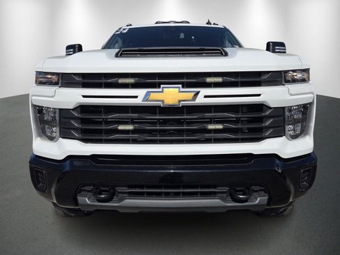 Used 2024 Chevrolet Silverado 2500 Custom w/ Custom Value Package image 2