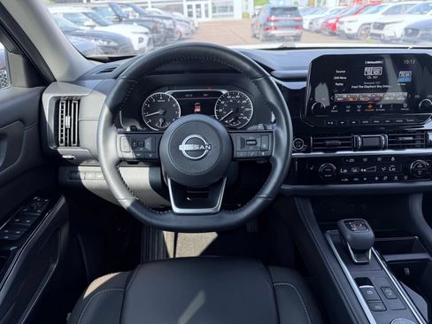 Used 2023 Nissan Pathfinder SL AWD/4WD image 31