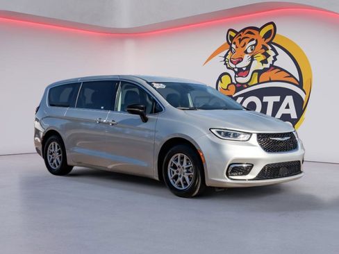 Used 2024 Chrysler Pacifica Touring-L image 3