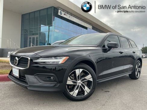 Used 2024 Volvo V60 B5 Cross Country Plus image 1
