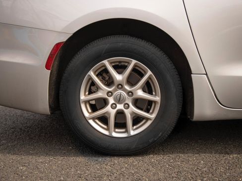 Used 2024 Chrysler Pacifica Touring-L image 29