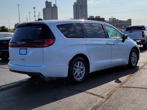 Used 2024 Chrysler Pacifica Touring-L FWD image 2