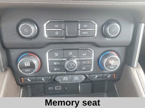 Used 2024 Chevrolet Suburban LT RWD image 8