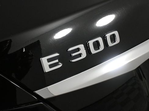 Certified 2017 Mercedes-Benz E 300 4MATIC image 27