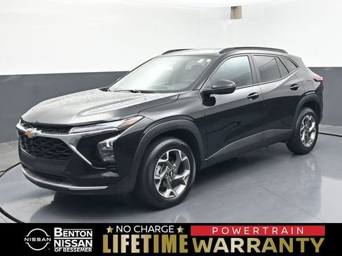 Used 2025 Chevrolet Trax LT w/ LT Convenience Package FWD image 1