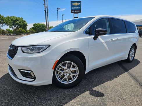 Used 2024 Chrysler Pacifica Touring-L FWD image 1