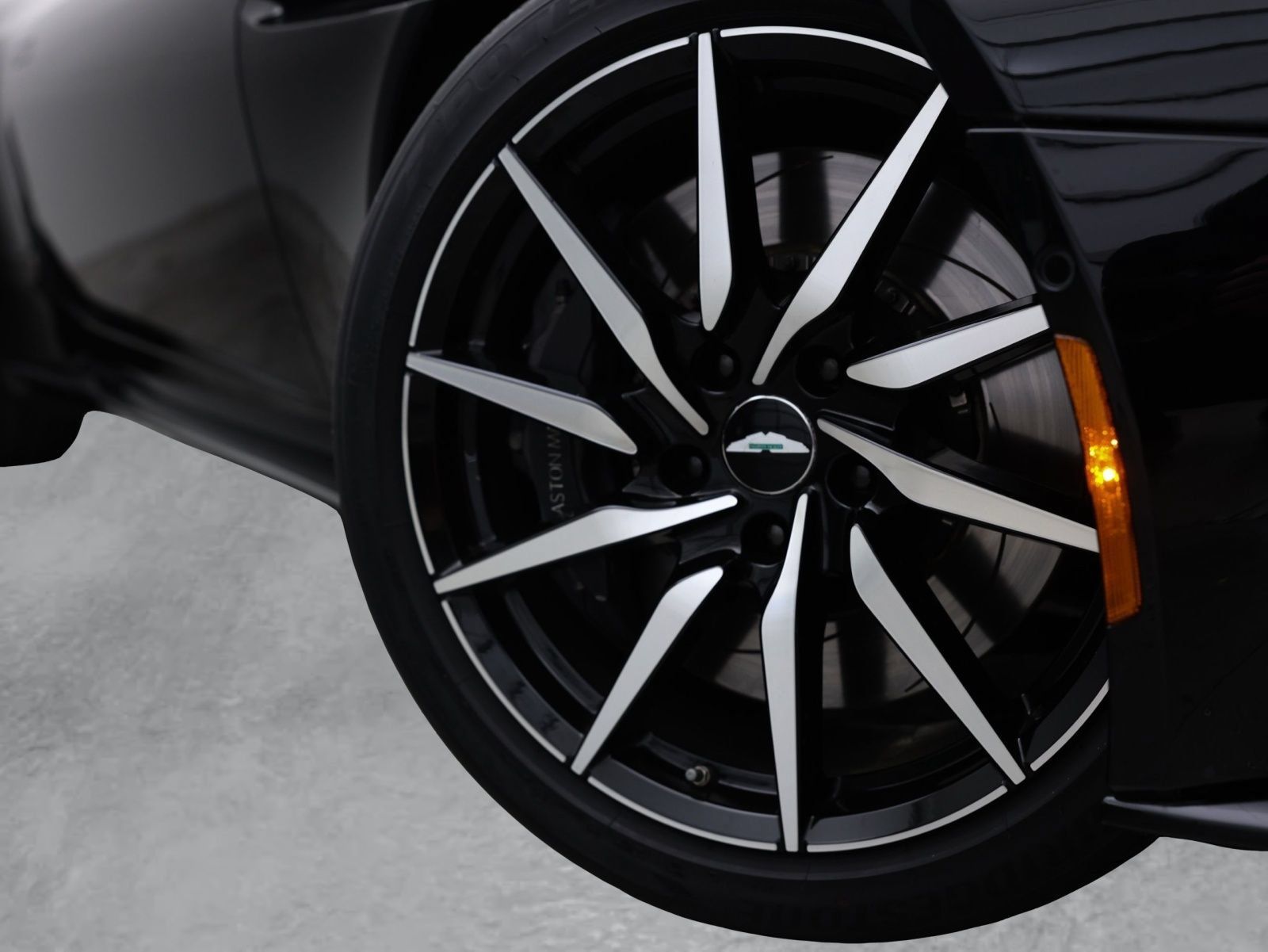 Used 2018 Aston Martin DB11 V12 RWD image 8