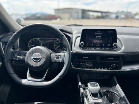 Used 2024 Nissan Rogue SV w/ SV Premium Package image 17