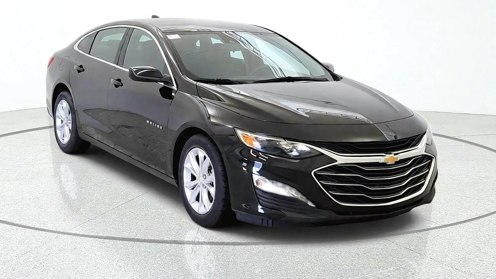 Used 2025 Chevrolet Malibu LT FWD image 2