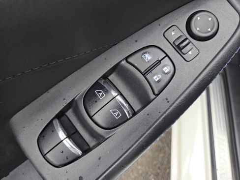 Used 2017 Nissan Maxima SR FWD image 31