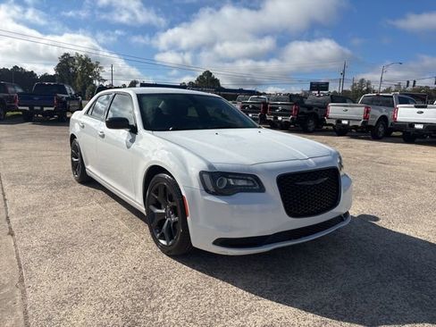 Used 2022 Chrysler 300 Touring w/ Sport Appearance Package image 2