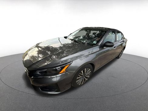 Used 2025 Nissan Altima 2.5 SV FWD image 4