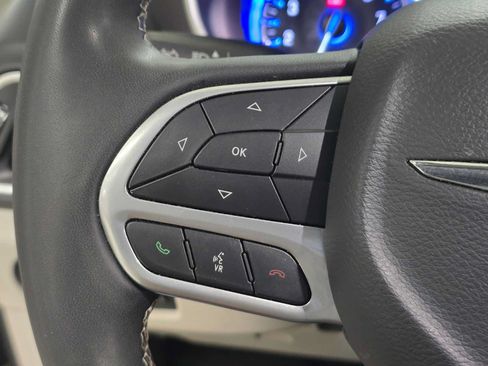 Used 2023 Chrysler Pacifica Touring-L FWD image 31