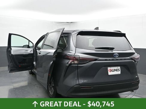 Used 2025 Toyota Sienna LE image 55