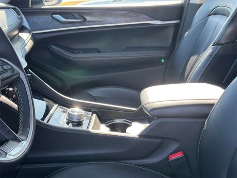 Used 2024 Jeep Grand Cherokee Limited image 10