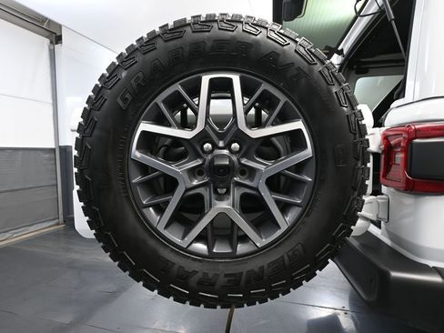 Used 2024 Jeep Wrangler Unlimited Sahara w/ Technology Group AWD/4WD image 17
