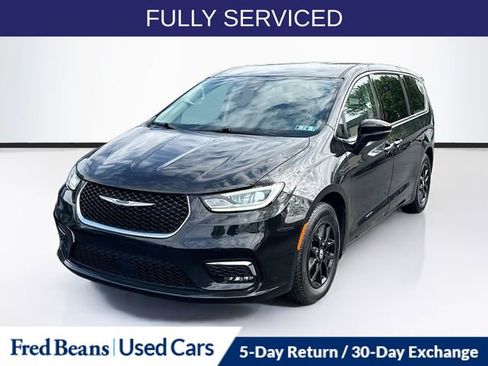 Used 2023 Chrysler Pacifica Touring-L FWD image 3