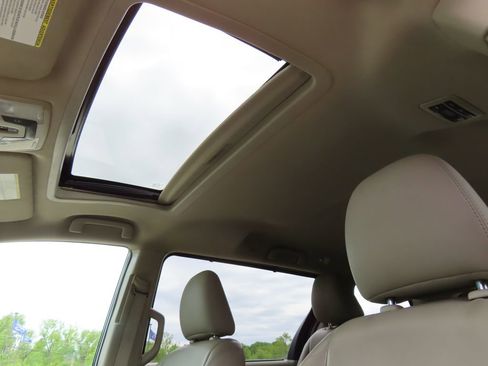 Used 2016 Toyota Sienna XLE w/ XLE Navigation Package FWD image 5