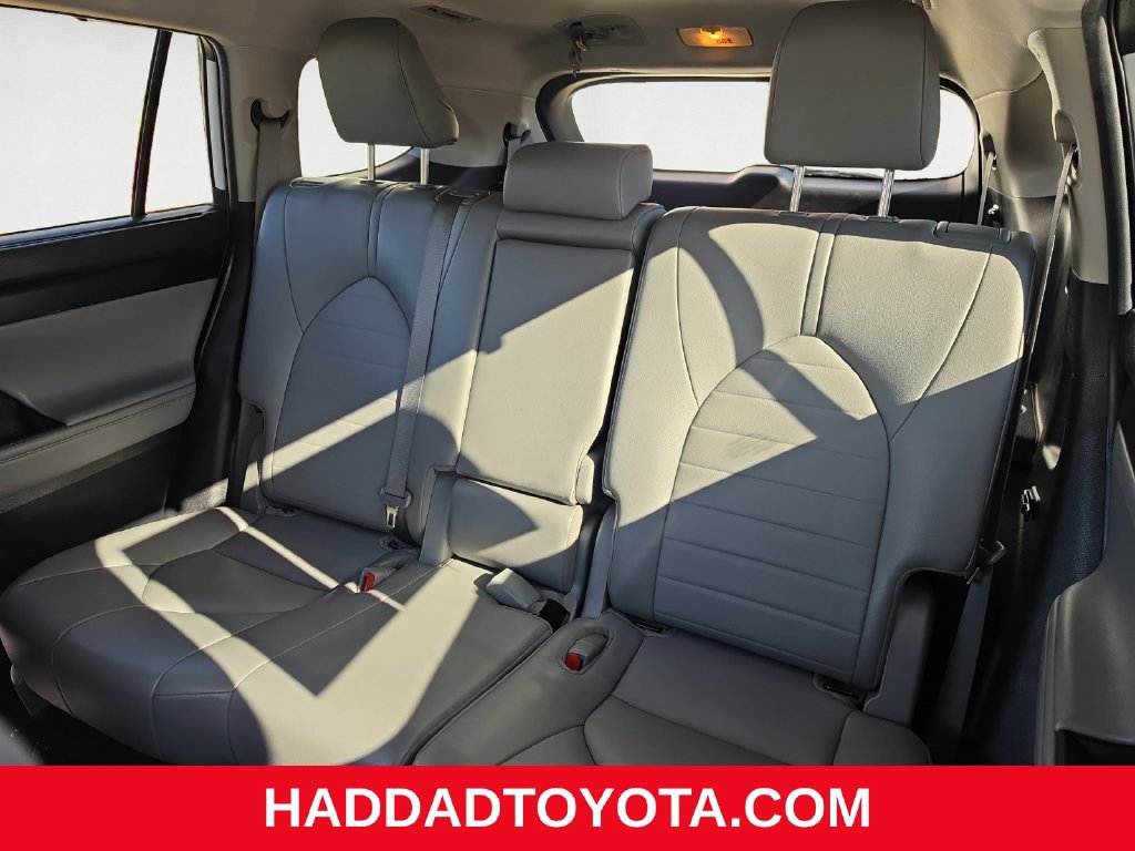Used 2022 Toyota Highlander XLE AWD/4WD image 14