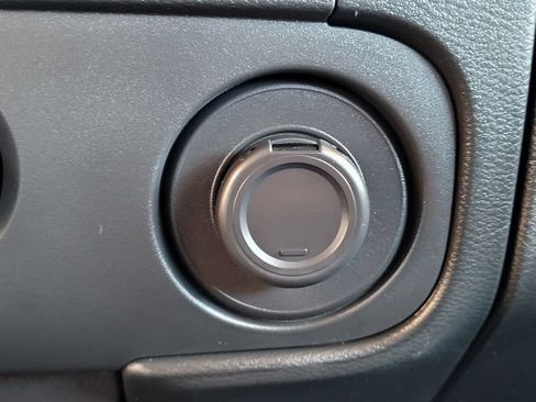 Used 2025 Nissan Frontier SV AWD/4WD image 15