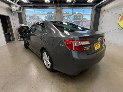 Used 2014 Toyota Camry SE FWD image 3