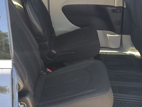 Used 2022 Chrysler Voyager LX FWD image 20
