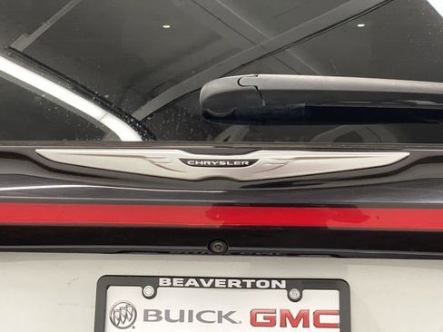 Used 2024 Chrysler Pacifica Touring-L image 10