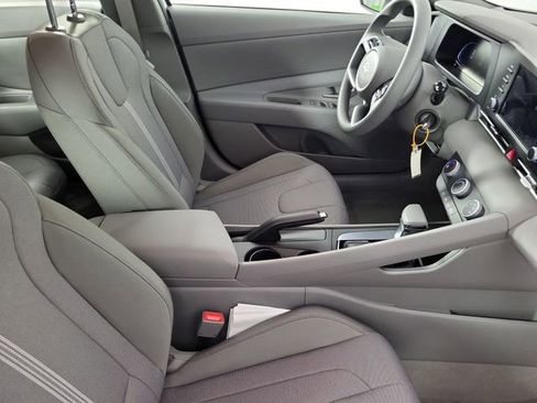 Certified 2025 Hyundai Elantra SE image 23