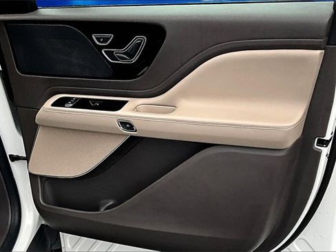 Used 2020 Lincoln Aviator 2WD image 24