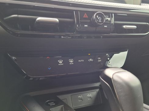 Used 2025 Nissan Kicks SR FWD image 15