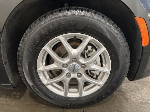 Used 2025 Chrysler Pacifica Select image 36