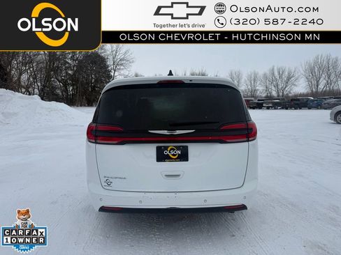 Used 2024 Chrysler Pacifica Touring-L image 4