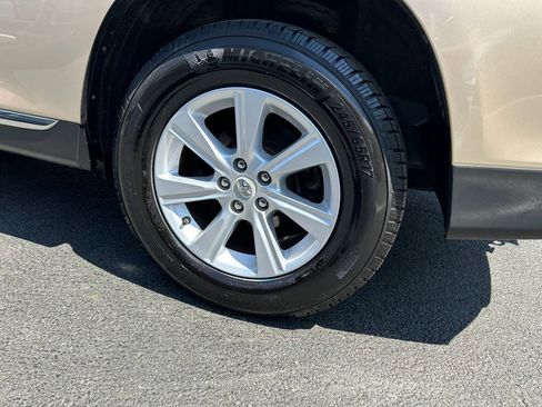 Used 2011 Toyota Highlander SE w/ Tow Pkg image 9