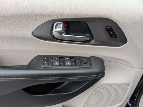 Used 2023 Chrysler Pacifica Touring-L FWD image 22