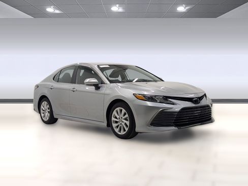 Used 2023 Toyota Camry LE image 6