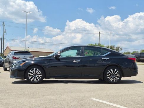 Used 2024 Nissan Altima 2.5 SV FWD image 9