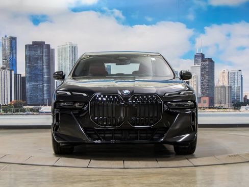 Used 2025 BMW 740i xDrive w/ Premium Package image 3