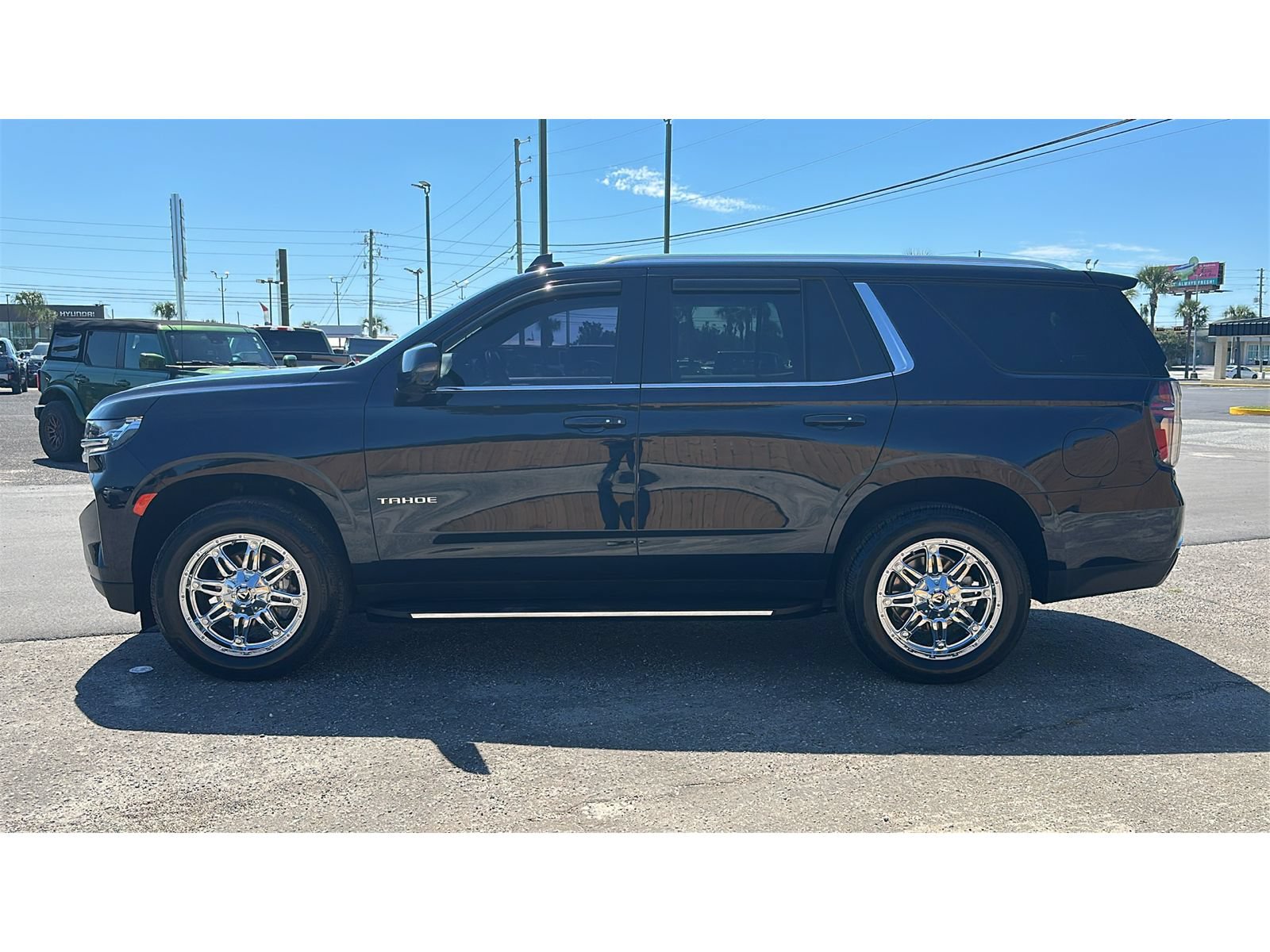 Used 2023 Chevrolet Tahoe LT w/ Luxury Package AWD/4WD image 2