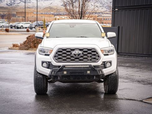 Used 2020 Toyota Tacoma TRD Off-Road image 2
