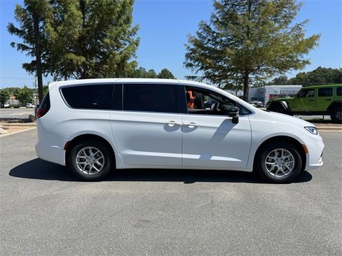 New 2026 Chrysler Pacifica Select image 13