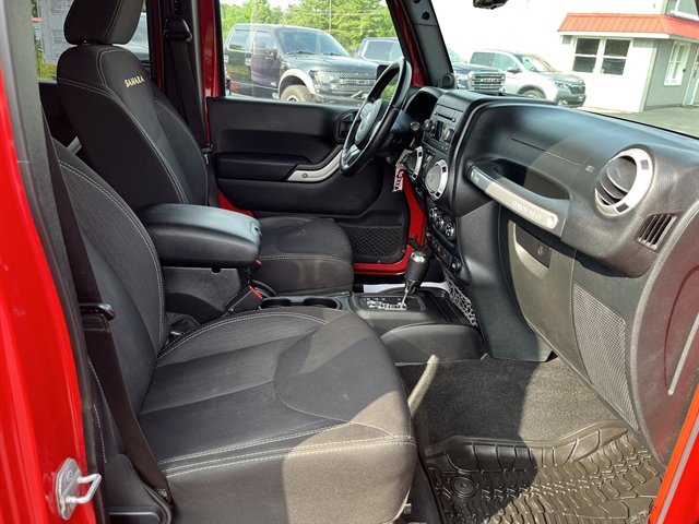 Used 2014 Jeep Wrangler Unlimited Sahara w/ Connectivity Group AWD/4WD image 36