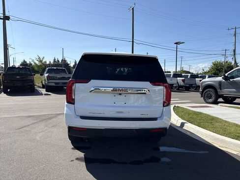 Used 2023 GMC Yukon SLT AWD/4WD image 4