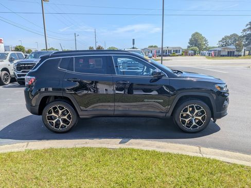 Used 2025 Jeep Compass Limited AWD/4WD image 4