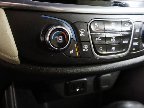 Used 2023 Chevrolet Traverse LT w/ Rear Camera Mirror Package image 52