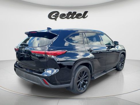 Used 2022 Toyota Highlander XLE AWD/4WD image 3