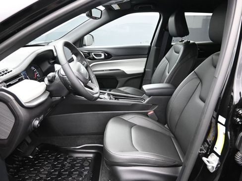 Used 2025 Jeep Compass Limited image 11